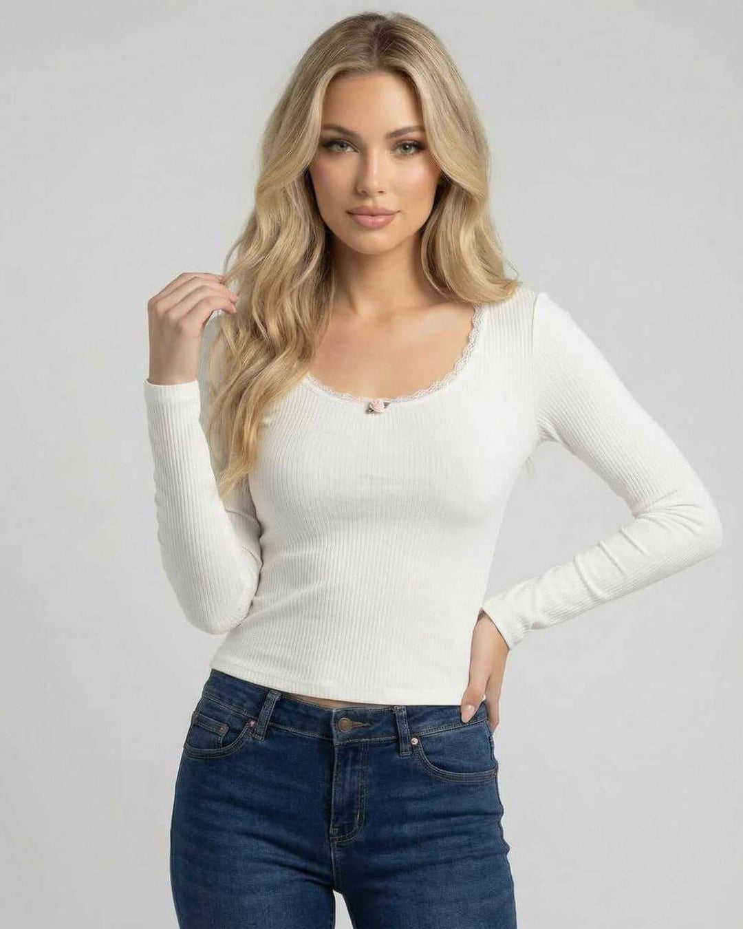 Suéter blanco de mujer con encaje floral, estilo ajustado y manga larga. Ideal para otoño e invierno, moda femenina.