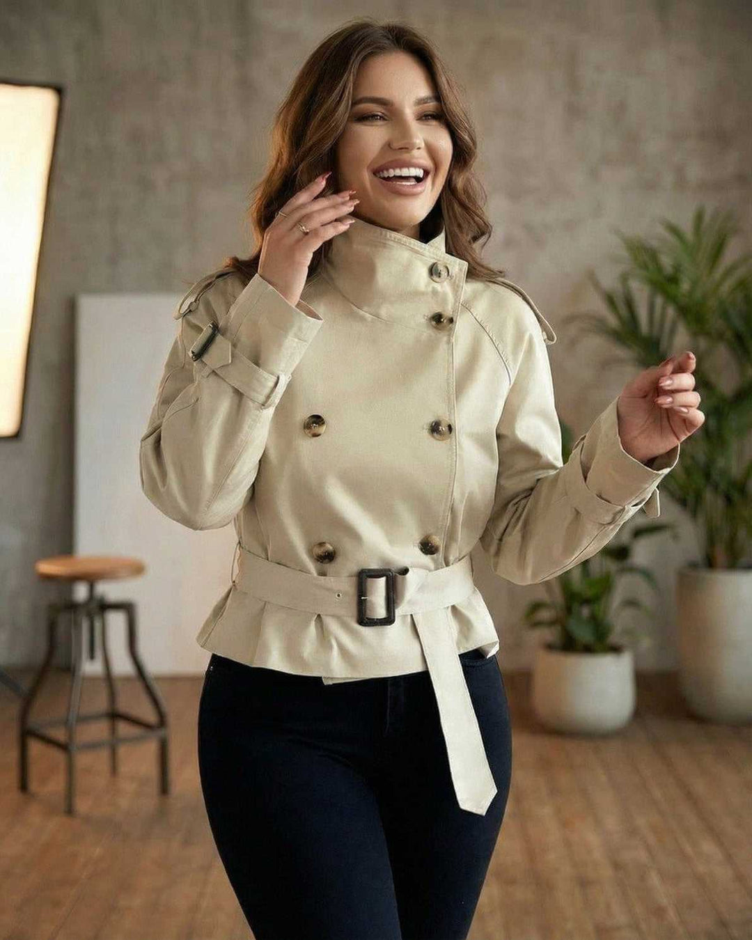 Chaqueta de trinchera Savona mujer en beige, con doble botonadura y cinturón para un look formal.