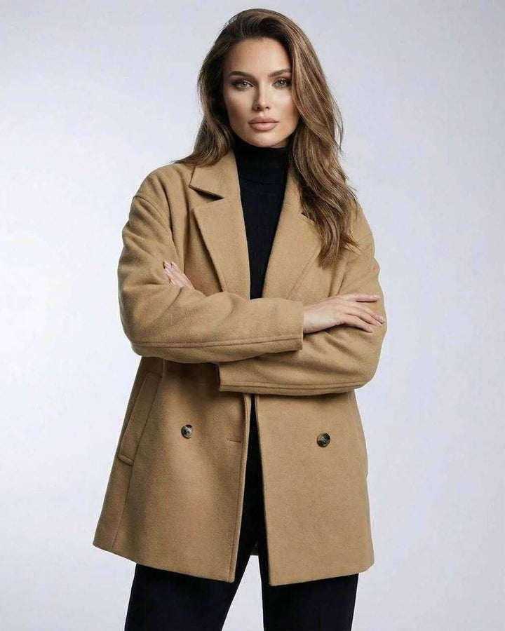 Chaqueta de mujer oversized con doble botonadura, color camello, prenda exterior elegante y de moda.