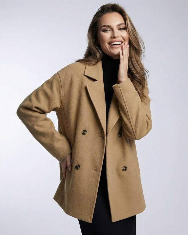 Chaqueta camello oversized de doble botonadura, ideal para oficina o moda casual femenina.