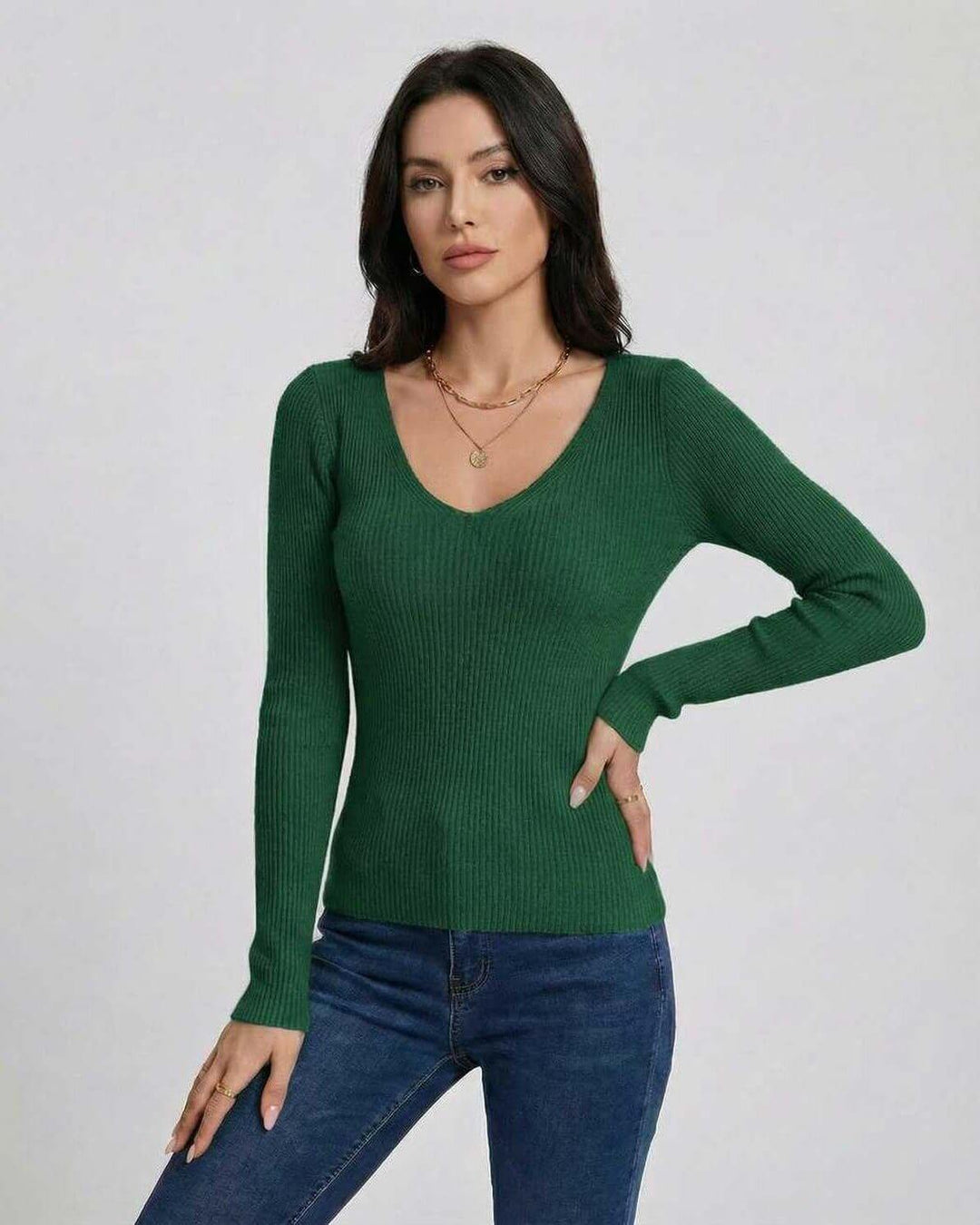 Suéter de mujer blanco con cuello V, ajuste ceñido y manga larga, ideal para otoño.