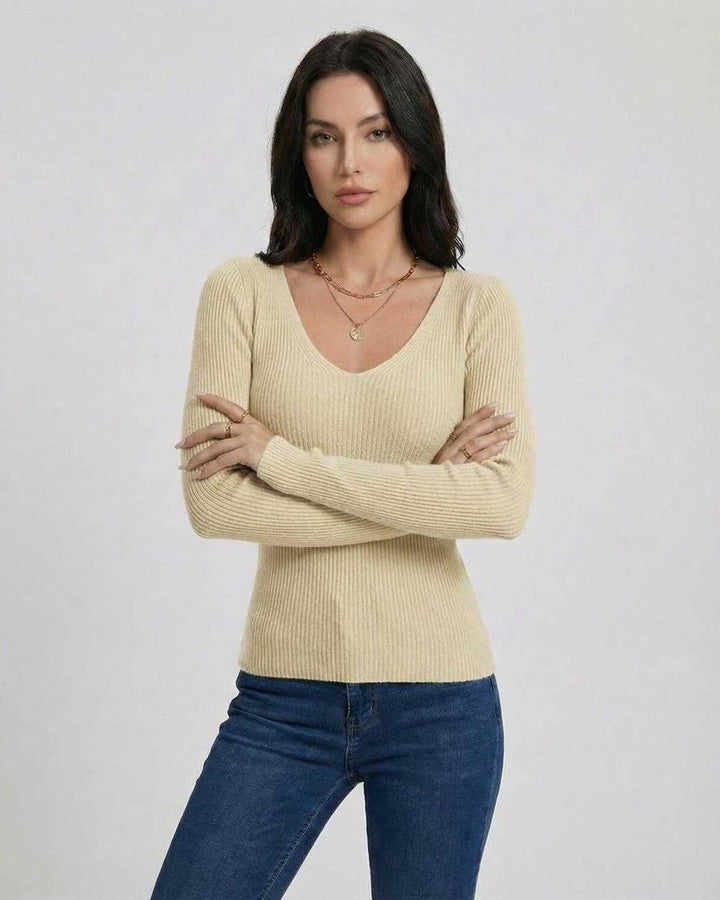 Suéter blanco de manga larga con cuello V ajustado para mujer. Look moderno casual, perfecto para otoño e invierno.