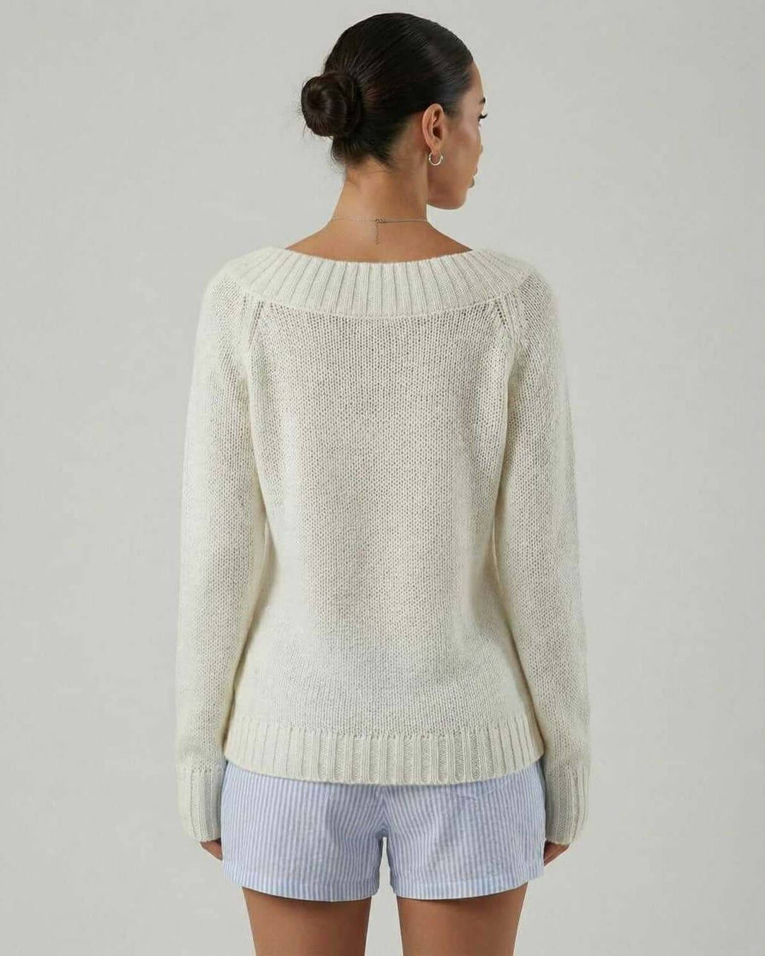 Suéter estilo Sienna para mujer, cuello barco. Prenda cómoda y versátil, ideal para un look casual elegante de invierno.