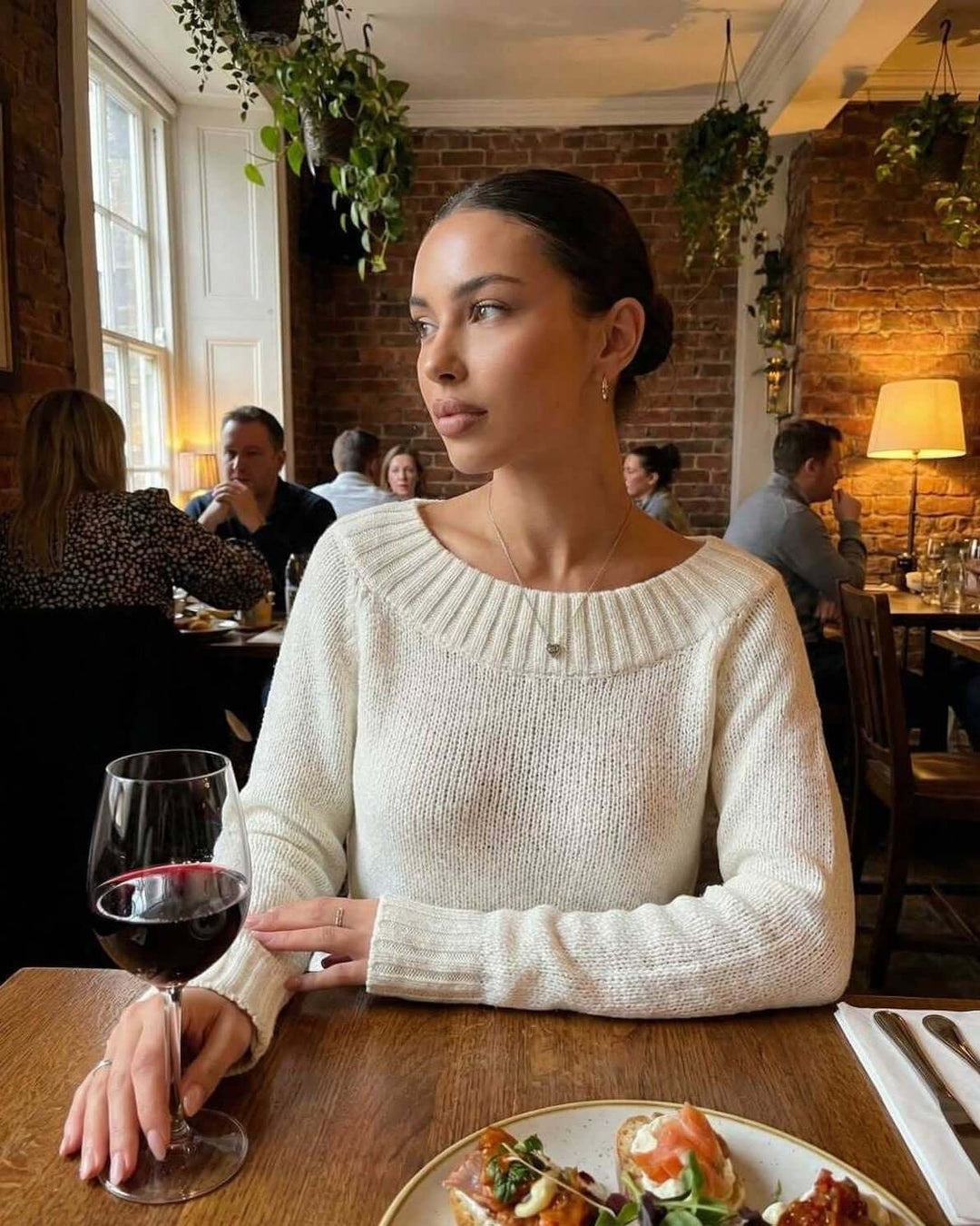 Suéter blanco de mujer con cuello barco, estilo Sienna relajado. Manga larga, ideal para moda otoño/invierno cómoda.