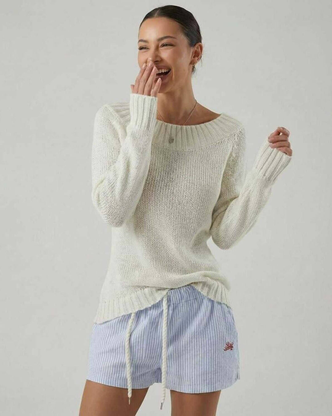 Suéter blanco Sienna de cuello barco, manga larga para mujer. Estilo relajado y casual, perfecto para tu día a día.