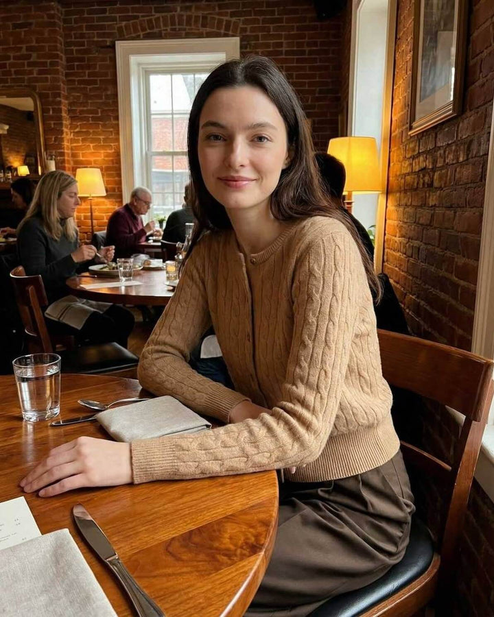 Cárdigan de punto trenzado Sienna para mujer. Suéter marrón elegante y cómodo, ideal para vestir en otoño/invierno.