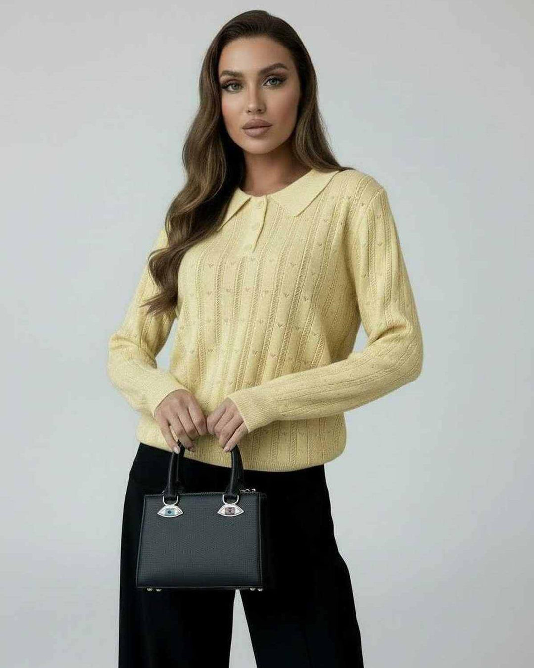 Prenda de vestir suéter amarillo para mujer, diseño elegante con cuello y mangas largas.