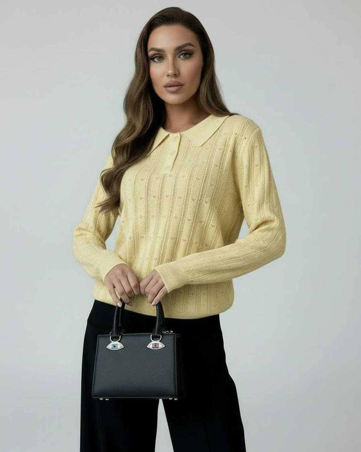 Prenda de vestir suéter amarillo para mujer, diseño elegante con cuello y mangas largas.
