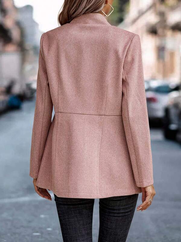Prenda elegante: blazer de espiga para mujer, tejido clásico, ideal para un estilo formal o casual.