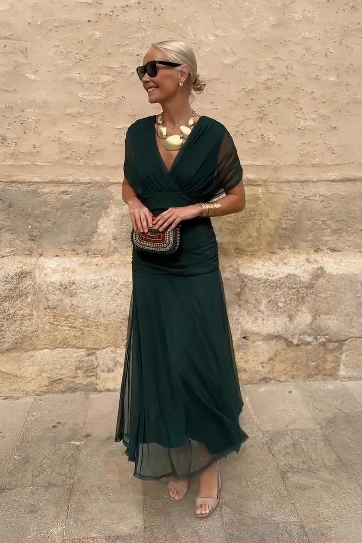 Elegante vestido largo y fluido con escote en V para fiesta formal, perfecto para ocasiones especiales.