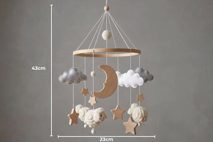 Móvil de cuna de madera natural con ovejas, creando un ambiente relajante para dulces sueños del bebé.