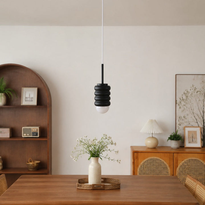 Lámpara de techo de hierro acanalado, estilo industrial, proporciona luz ambiental.