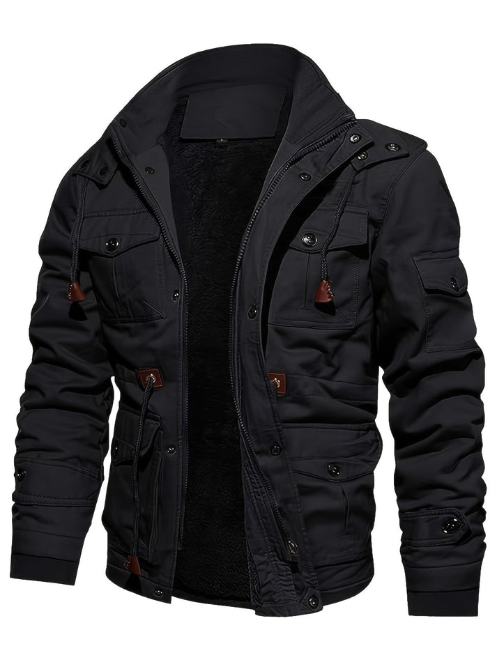 Chaqueta táctica para hombre, con múltiples bolsillos funcionales. Ideal para senderismo, aventura y uso diario en exteriores.