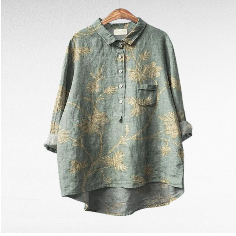 Detalle de blusa de verano estampada para mujer. Patrón elegante y vibrante, tejido ligero y muy cómodo.
