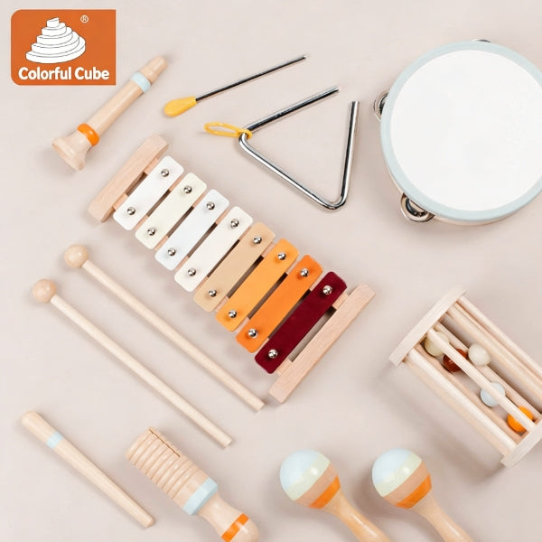 Niños explorando sonidos con metalófono y maracas del set de instrumentos Orff. Juguete musical para coordinación y creatividad.
