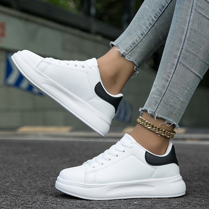 Zapatillas bajas de mujer HERTA con plataforma, ideales para un look casual de verano y estilo urbano.