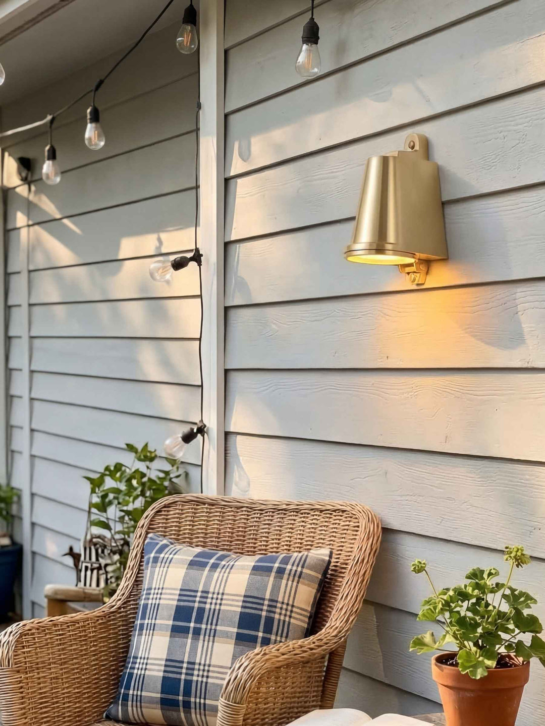 Aplique de pared industrial para exteriores. Lámpara impermeable forma campanilla, estilo vintage.