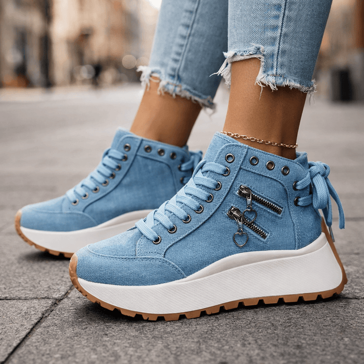 Zapatillas de mujer con plataforma chunky, ideales para uso urbano diario. Cuentan con cremalleras de moda.