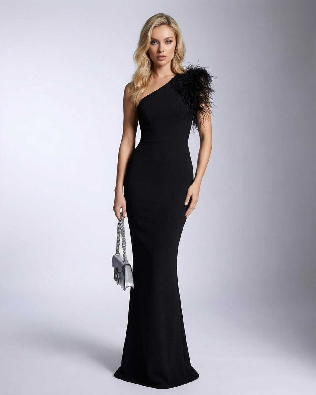 Vestido maxi de noche para mujer, silueta sirena con elegantes plumas, ideal para galas y fiestas especiales.