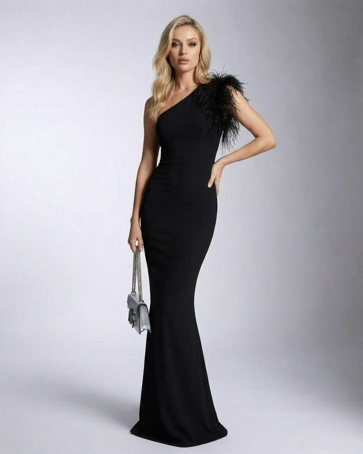 Vestido formal de mujer, corte sirena. Diseño con plumas y tela lujosa, perfecto para cóctel o evento especial.