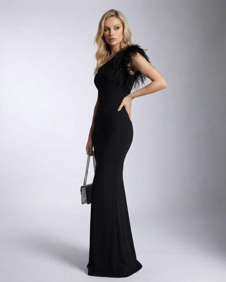 Vestido de fiesta maxi moderno. Silueta sirena para mujer, adornado con plumas chic. Elegancia formal garantizada.