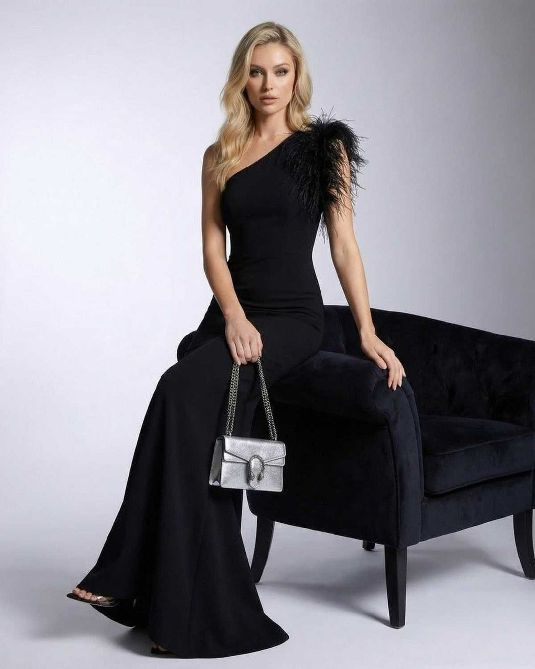 Vestido largo de noche sirena, para mujer, con falda fluida y delicadas plumas. Ideal para fiestas y galas.