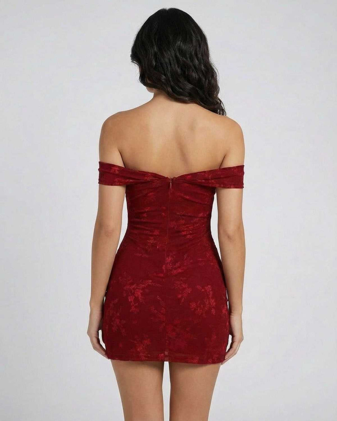 Vestido blanco Verona moderno de noche para mujer, estilo mini sheath y hombros descubiertos, perfecto para ocasiones especiales.