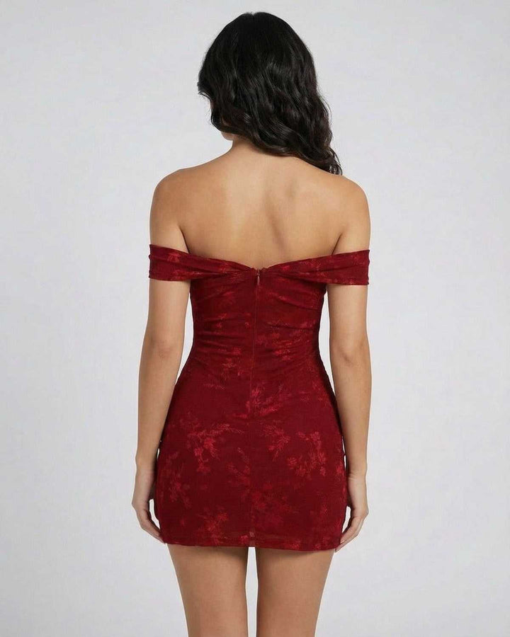 Vestido blanco Verona moderno de noche para mujer, estilo mini sheath y hombros descubiertos, perfecto para ocasiones especiales.