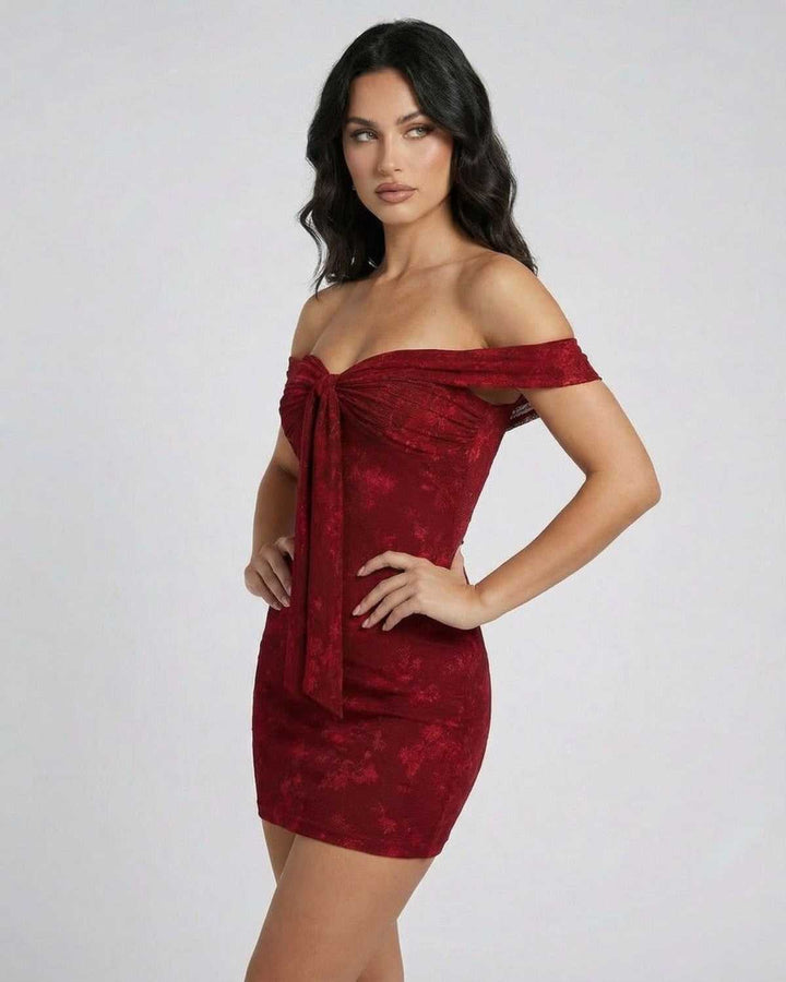 Vestido de cóctel Verona para mujer, mini blanco con hombros descubiertos. Silueta sheath ideal para noche y eventos.