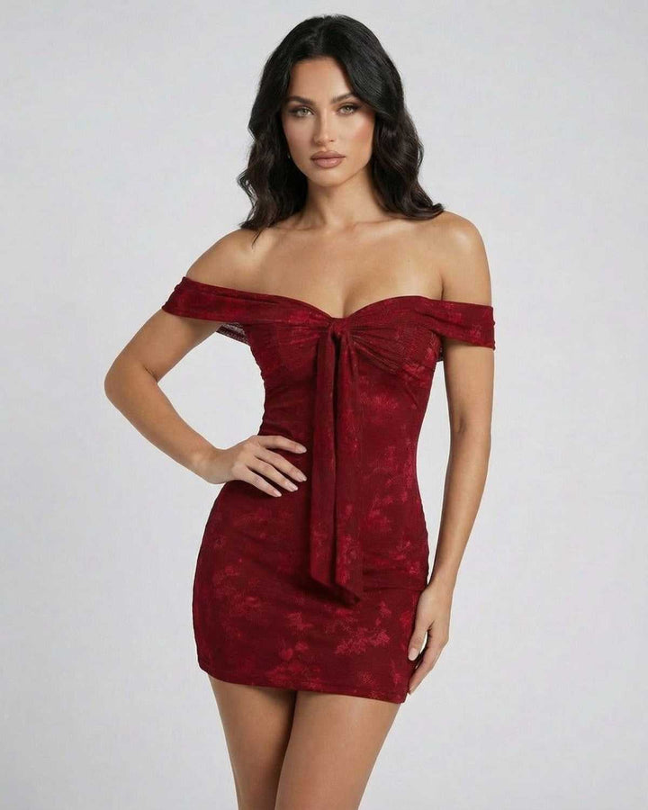 Elegante vestido mini Verona para mujer con hombros descubiertos, en blanco puro, ideal para fiestas y eventos nocturnos.