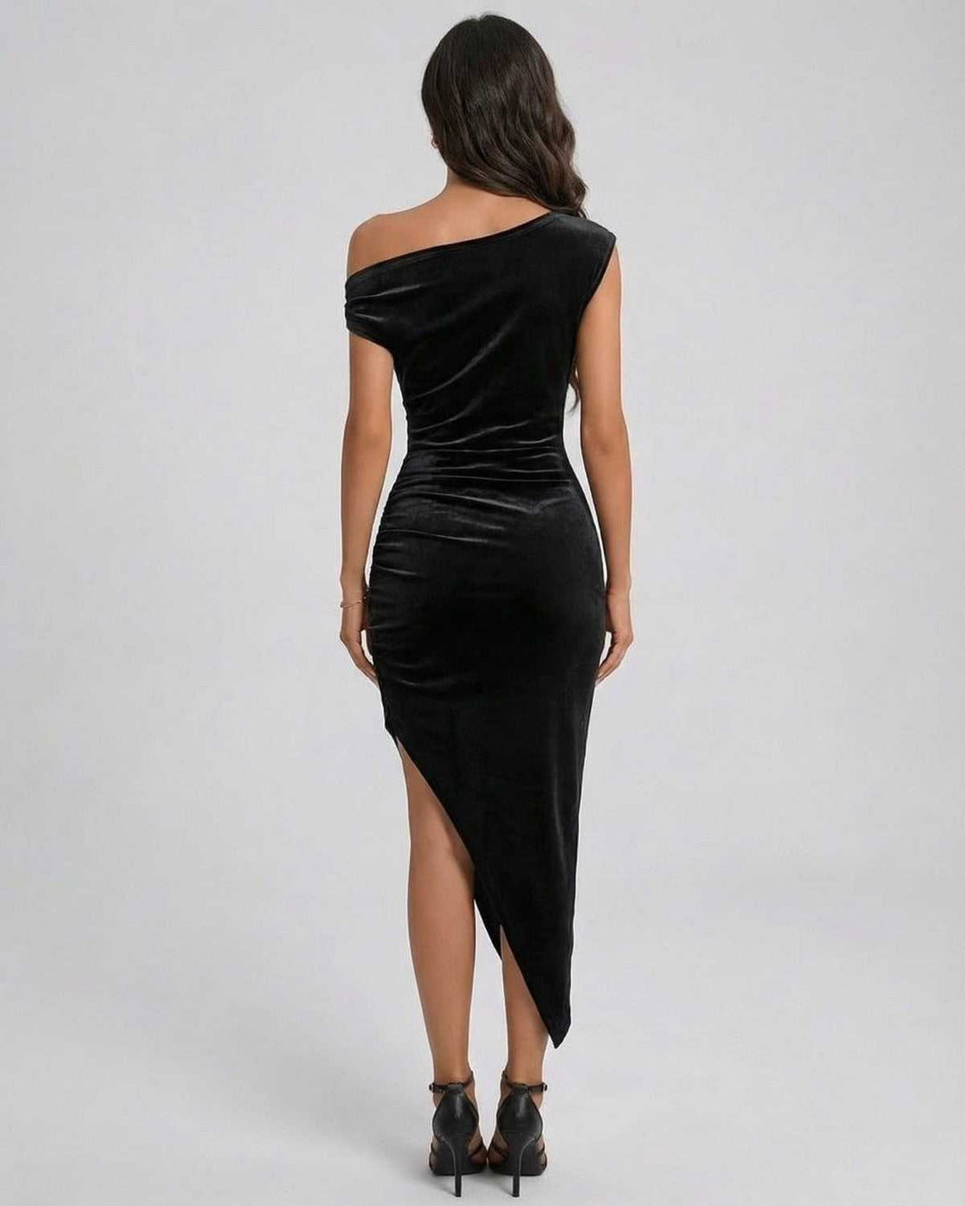 Vestido midi blanco asimétrico, perfecto para fiesta de noche o evento formal de mujer.