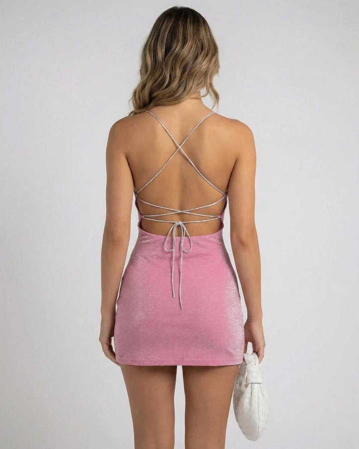Vestido mini ajustado color rosé brillante. Ideal para fiestas, añade un toque glamuroso y de moda.