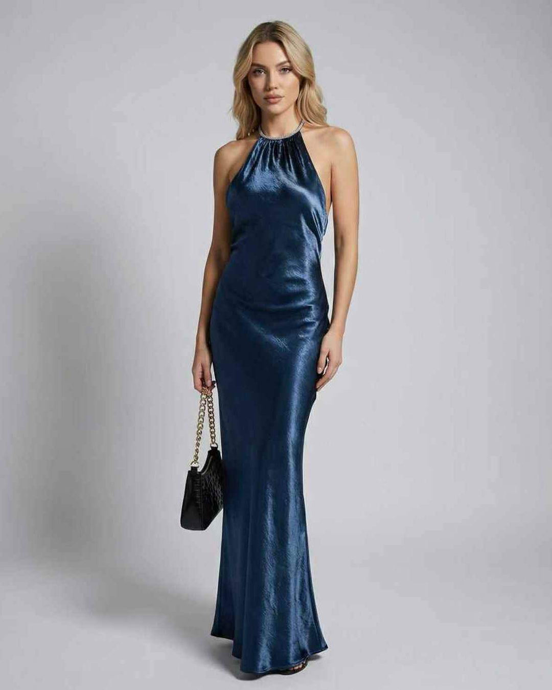 Vestido maxi Mónaco azul profundo para mujer, cuello halter, elegante y sin mangas, ideal para eventos formales.