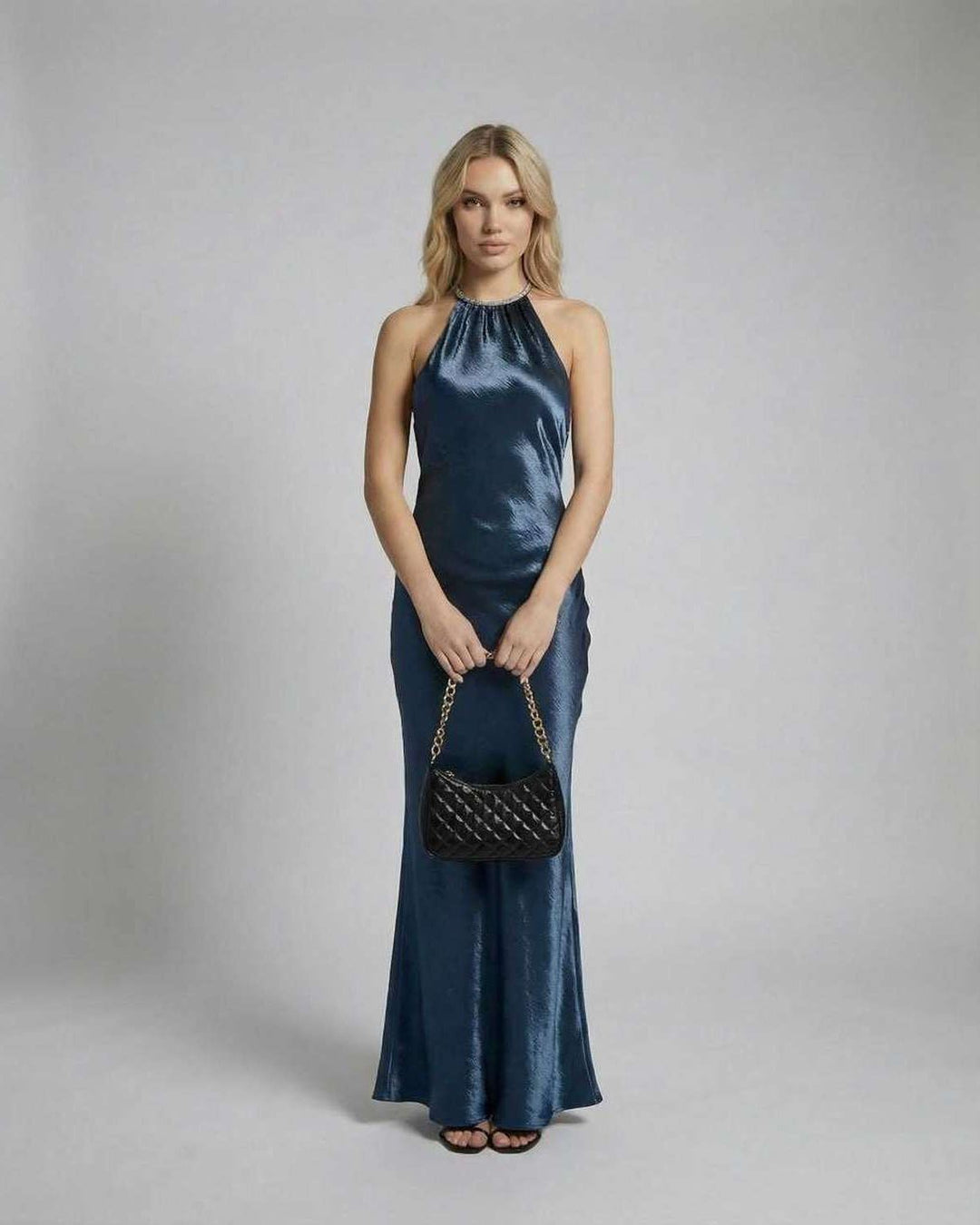 Elegante vestido maxi azul profundo para mujer con cuello halter, ideal para eventos de gala y bodas, estilo sofisticado.