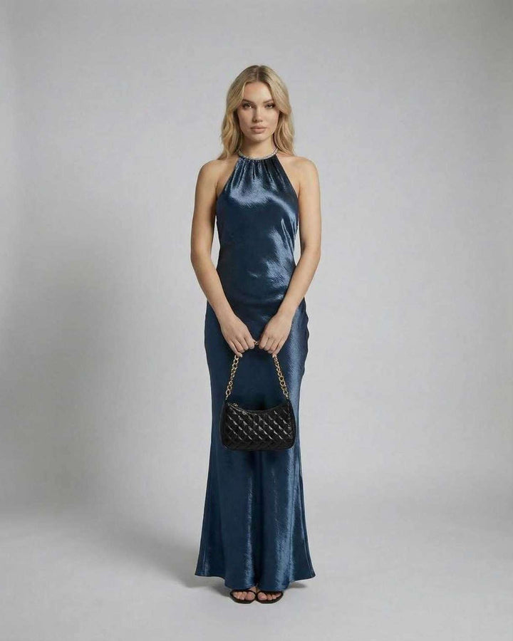 Elegante vestido maxi azul profundo para mujer con cuello halter, ideal para eventos de gala y bodas, estilo sofisticado.