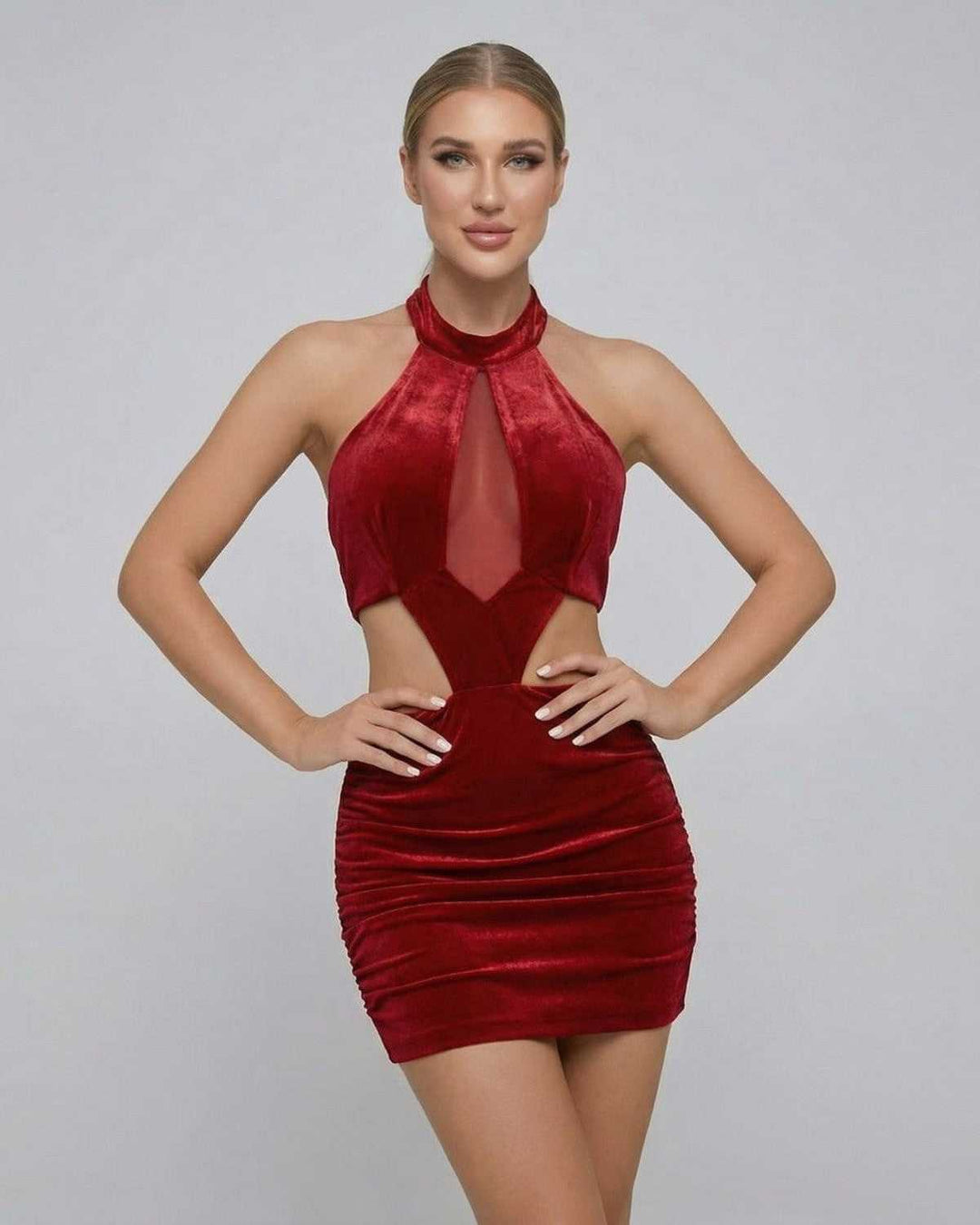 Mujer modelando vestido mini bodycon rojo Valencia con cuello halter, perfecto para eventos de cóctel.