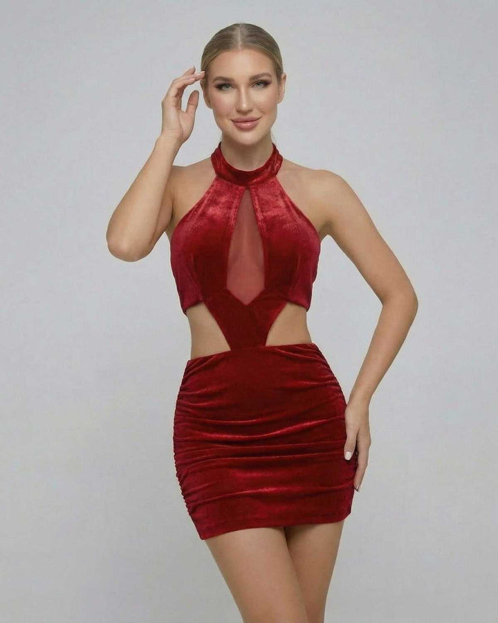 Diseño elegante de vestido mini bodycon Valencia rojo con cuello halter, cintura alta y fruncido.