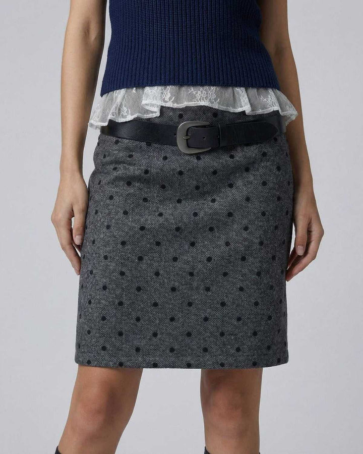 Falda mini blanca de lunares para mujer con cintura alta, estilo chic y moderno. Perfecta para un look casual.