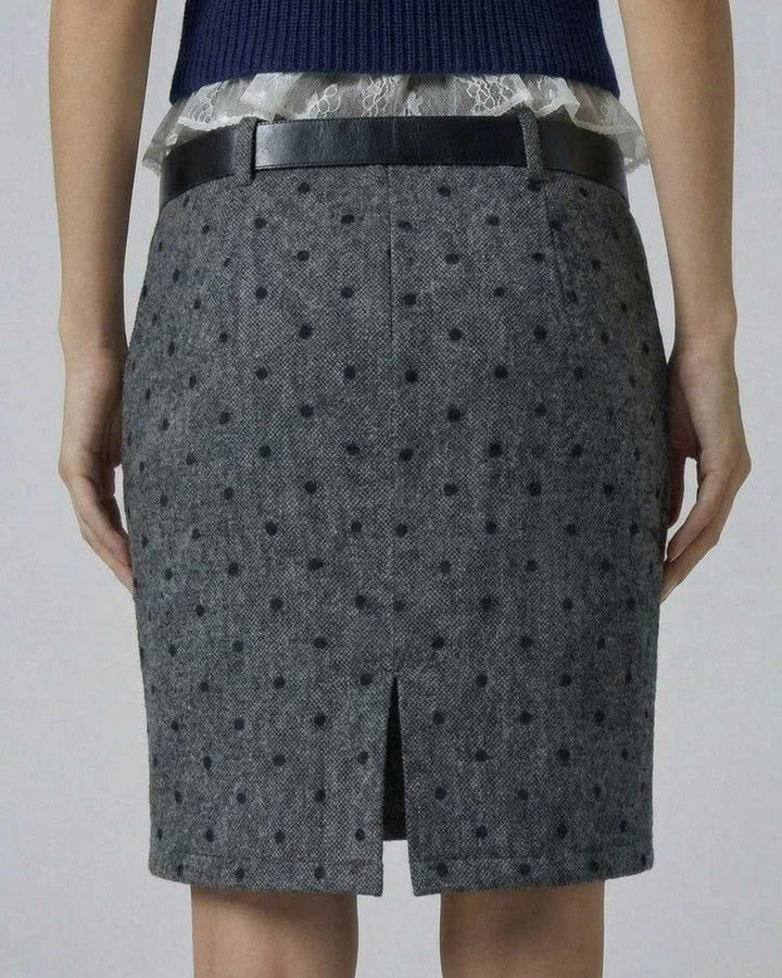 Moderna falda corta ajustada de lunares, cintura alta. Prenda versátil para moda femenina elegante y contemporánea.