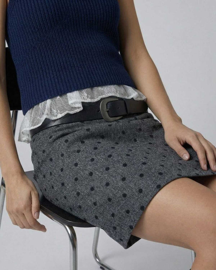Falda ajustada con lunares y cintura alta. Moda femenina elegante y cómoda, perfecta para un estilo chic.