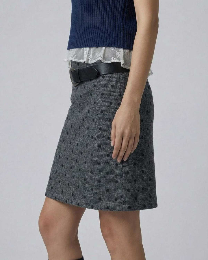 Falda mini blanca con lunares, cintura alta. Ideal para crear un atuendo sofisticado y chic en moda mujer.