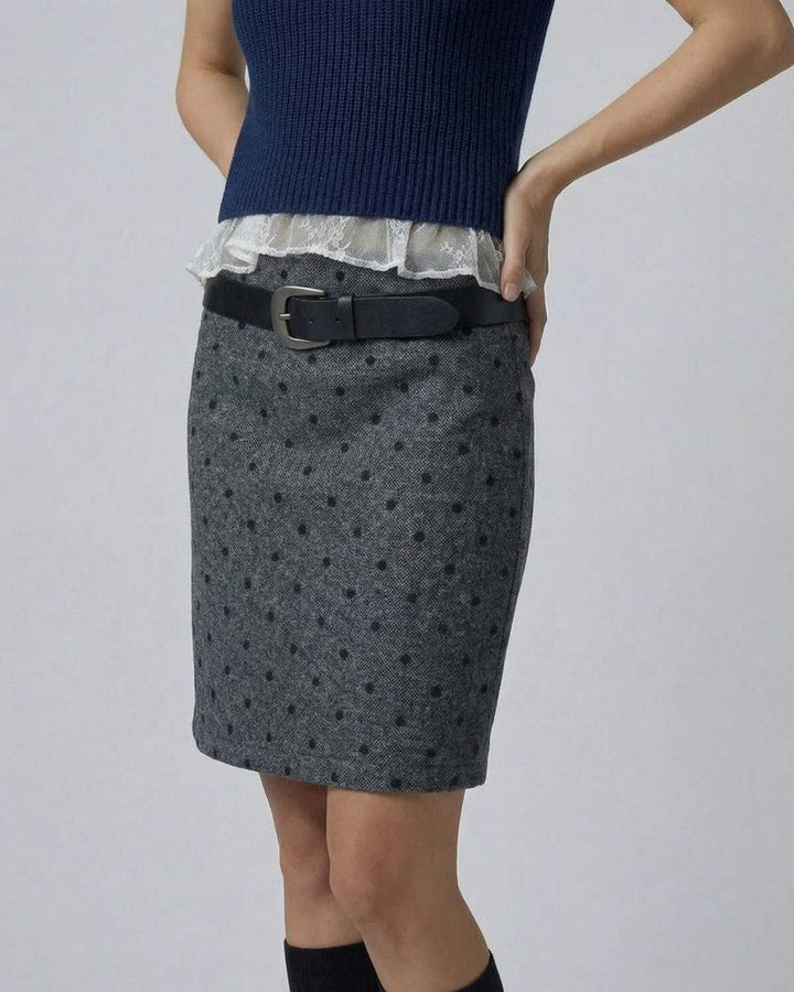 Elegante falda de lunares para mujer, diseño mini y ajustado con cintura alta. Estilo versátil para el día a día.