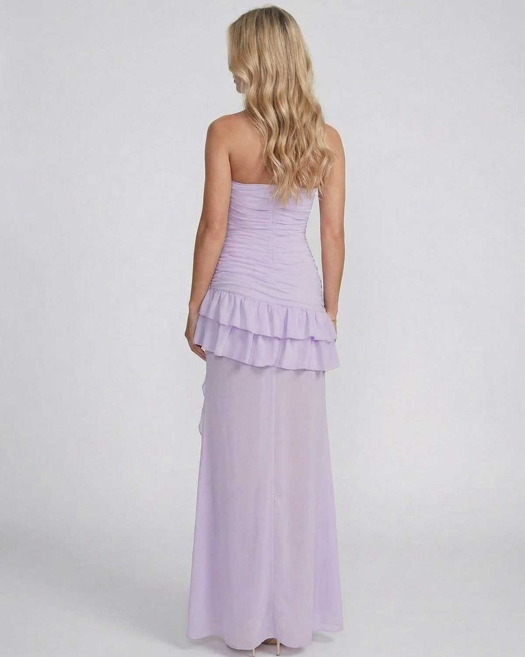 Vestido de verano fluido para mujer, blanco, con escote halter y detalle de volantes, ideal para cóctel.