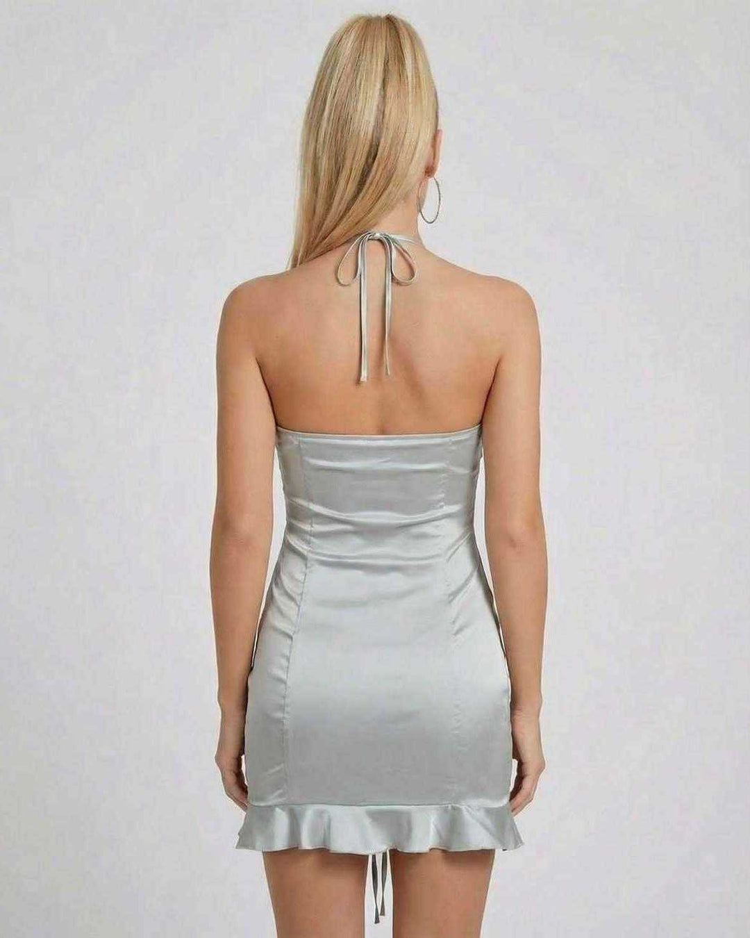 Vestido mini celeste para mujer con espalda abierta y hombros descubiertos, perfecto para la noche.