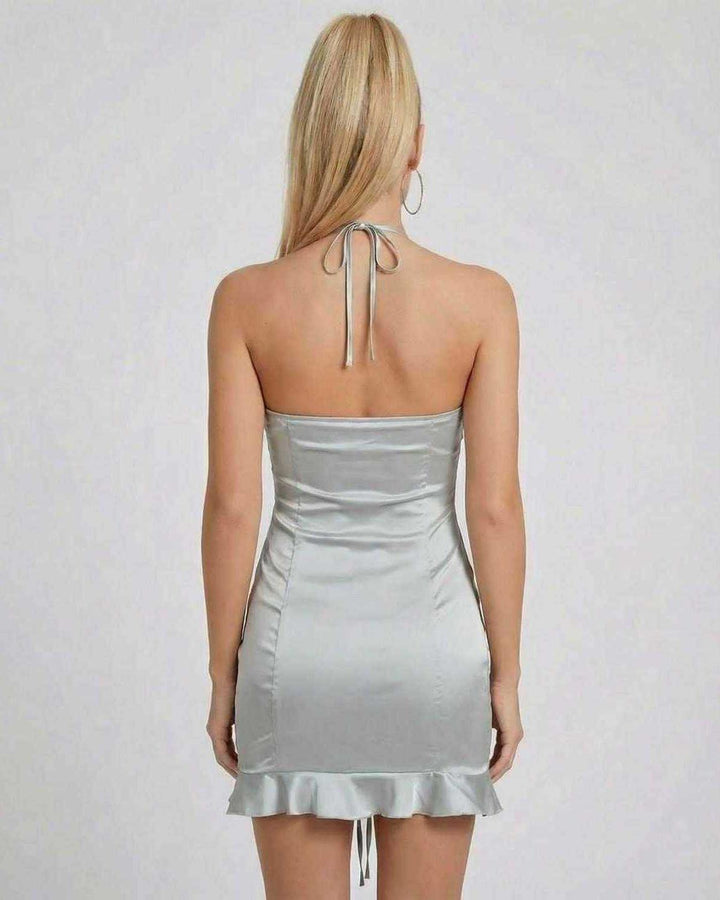 Vestido mini celeste para mujer con espalda abierta y hombros descubiertos, perfecto para la noche.