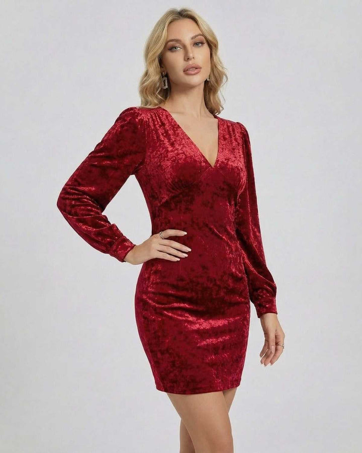 Elegante vestido mini de mujer con mangas largas y escote en V, ideal para noches de evento o fiesta.