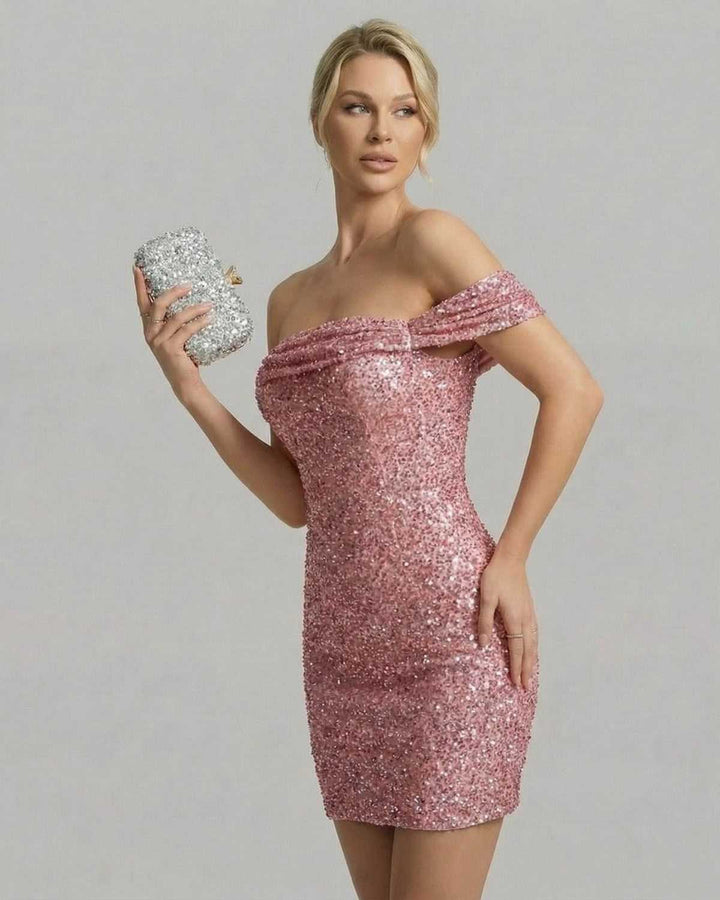 Vestido mini blanco brillante y ajustado para cóctel. Diseño asimétrico, elegante y deslumbrante. Ropa para eventos.