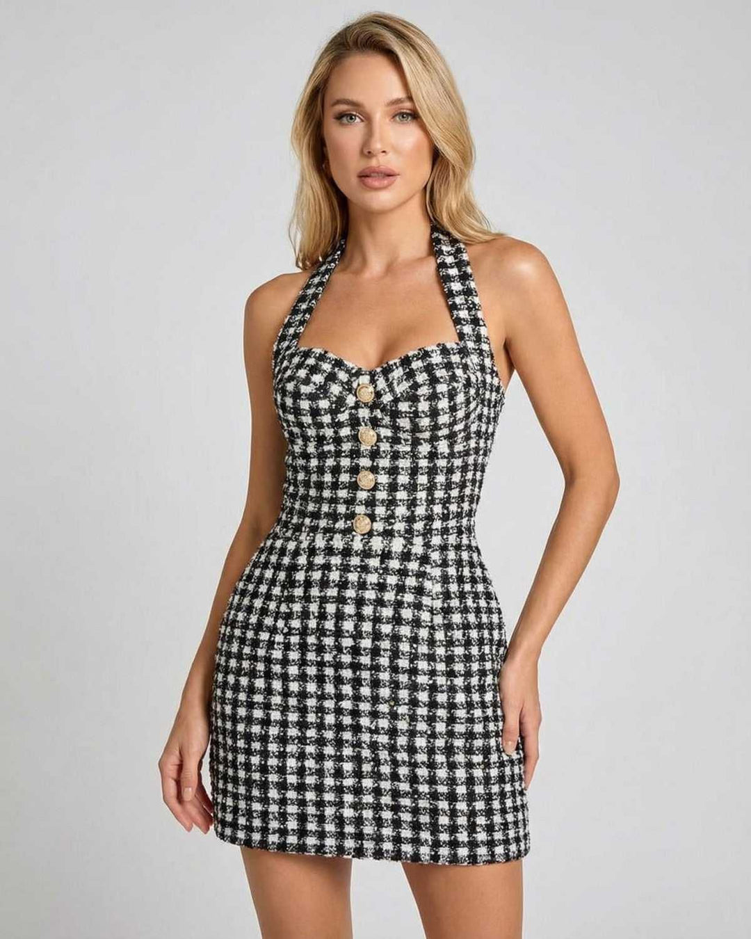 Vestido mini a cuadros con cuello halter para mujer. Estilo sofisticado y versátil, ideal para moda femenina.