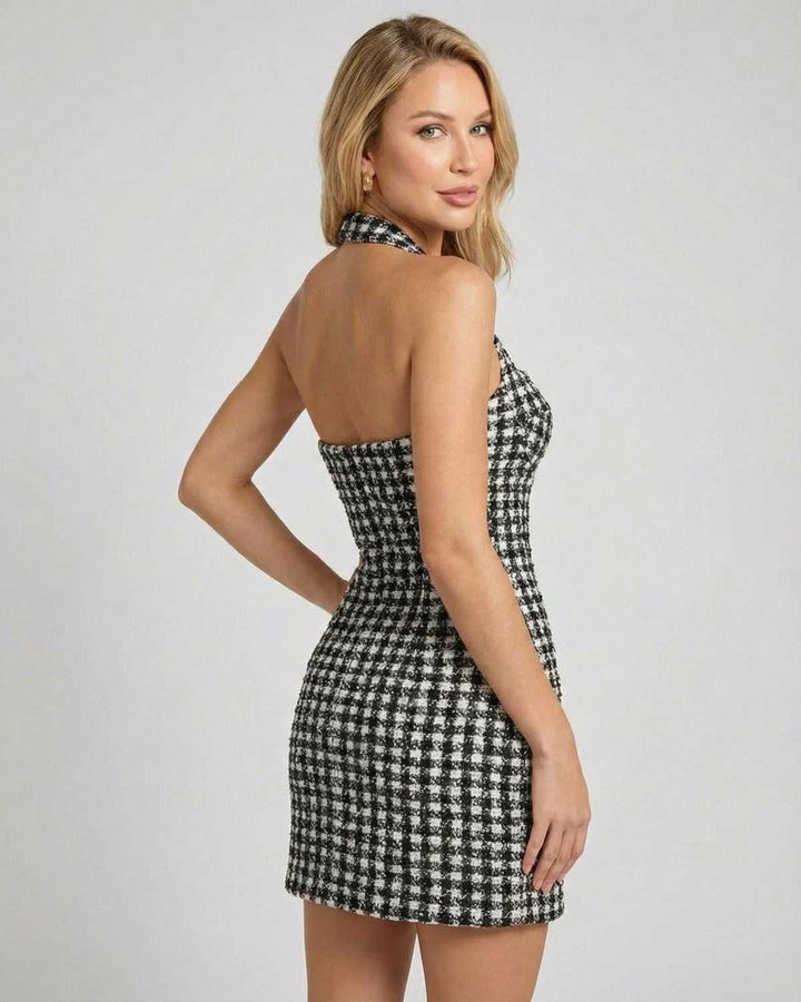 Chic vestido mini a cuadros, cuello halter. Estilo sofisticado para mujer, ideal para cóctel y eventos de verano.