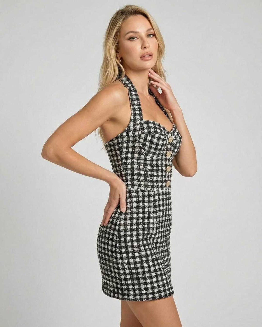 Vestido mini de fiesta para mujer, diseño a cuadros con cuello halter. Moda femenina elegante y cómoda para verano.